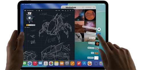 iPad Pro, Farbe Space Schwarz, die linke Hand einer Person hält das Gerät, die rechte Hand passt mit Gesten mehrere geöffnete App Fenster an, darunter eine Zeichenapp mit Skizzen von mechanischen Designs, eine Fotomediathek mit Planeten und Weltraumbildern und Dateien im Download-Ordner, die nach oben hin aufgefächert werden