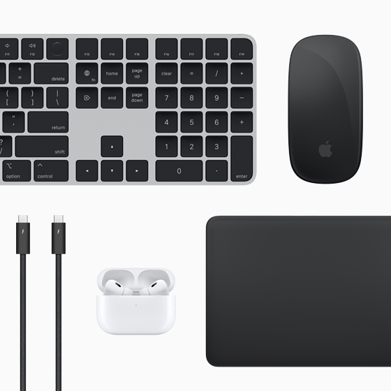 Draufsicht auf Mac Zubehör: Magic Keyboard, Magic Mouse, Magic Trackpad, AirPods und Thunderbolt Kabel