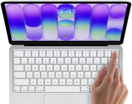 MacBook Neo, Farbe Silber, Anmeldebildschirm, ein Finger berührt den Touch ID Sensor oben rechts auf der Tastatur